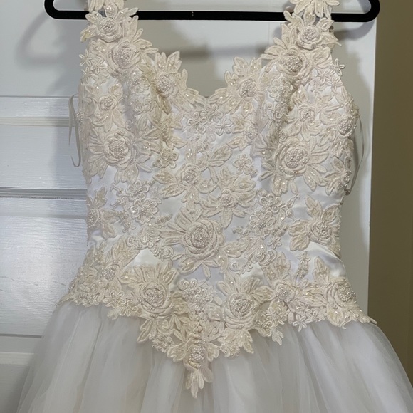 Signature Cream White Lace Sleeveless A-Line Maxi Wedding Dress - Picture 2 of 9